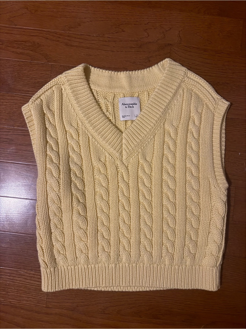 Abercrombie & Fitch Cable knit sweater vest